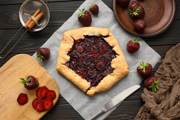 Galette de fresa sobre fondo de madera oscura casera