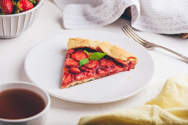 Galette de fresas recién horneadas en la placa