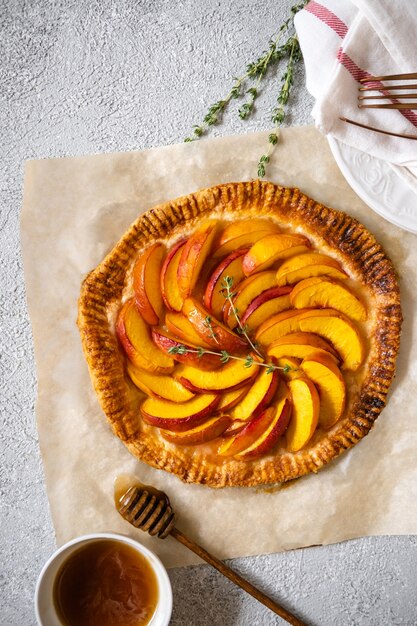 Galette de melocotón sobre papel de horno