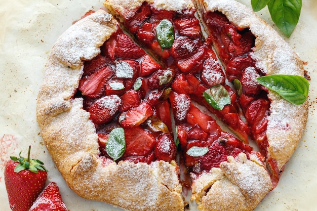 Galette de pastel de forma libre con fresas y albahaca