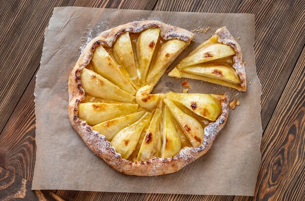 Galette de peras y jengibre sobre papel de horno