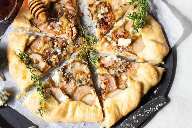 Galette con peras, queso azul, nueces y miel.