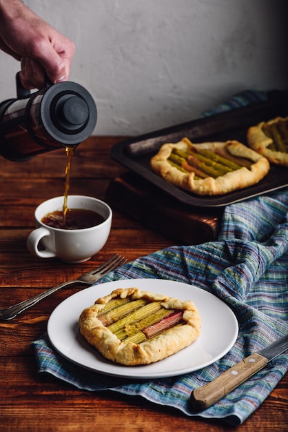 Foto galette de ruibarbo en plato blanco