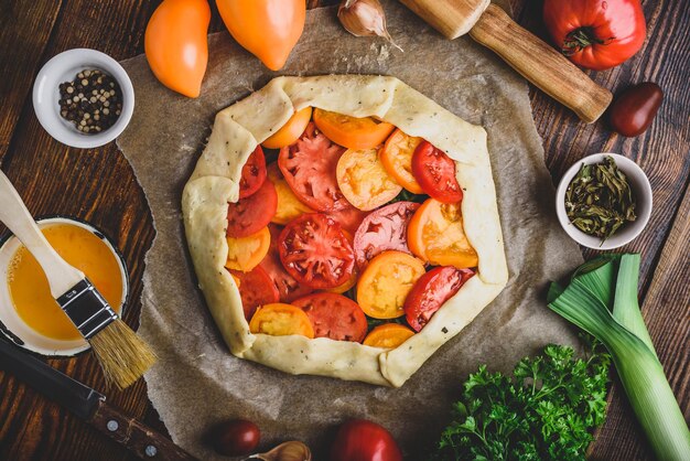 Galette de tomate crudo sobre papel de hornear Vista desde arriba