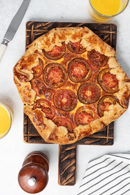 Galette de tomate con queso cheddar