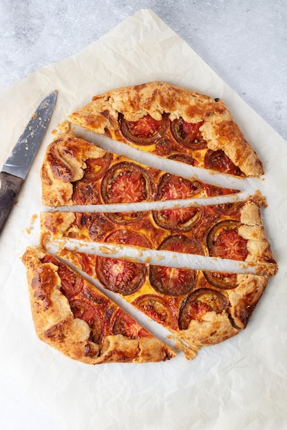 Foto galette de tomate con queso cheddar