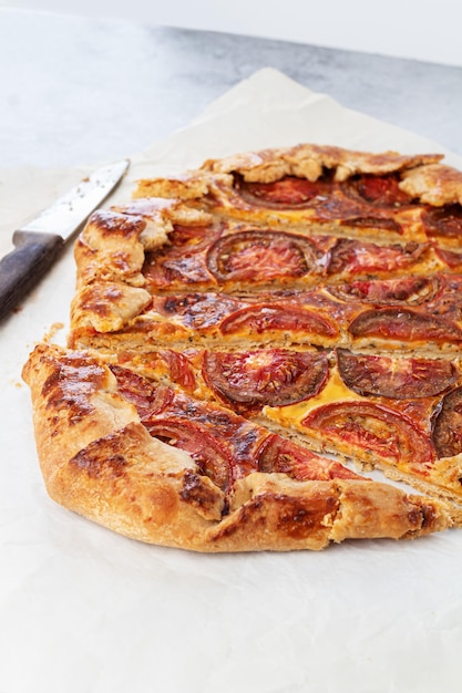 Foto galette de tomate con queso cheddar