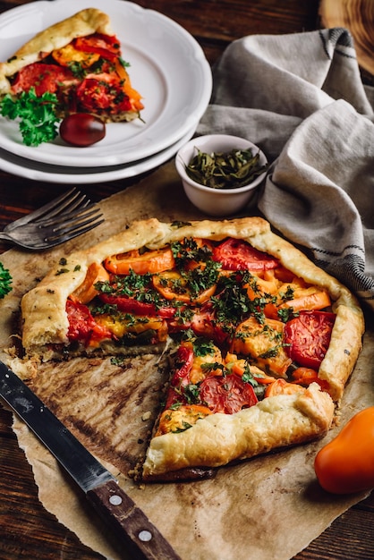 Galette de tomate en rodajas sobre papel de horno