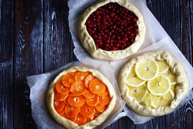 Galettes de frutas antes de hornear Cocinar galettes de frutas y cítricos Repostería saludable