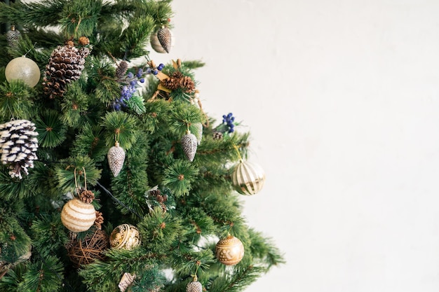 Galho de árvore de Natal decorado com bolas de beleza e outras decorações de árvore de Natal