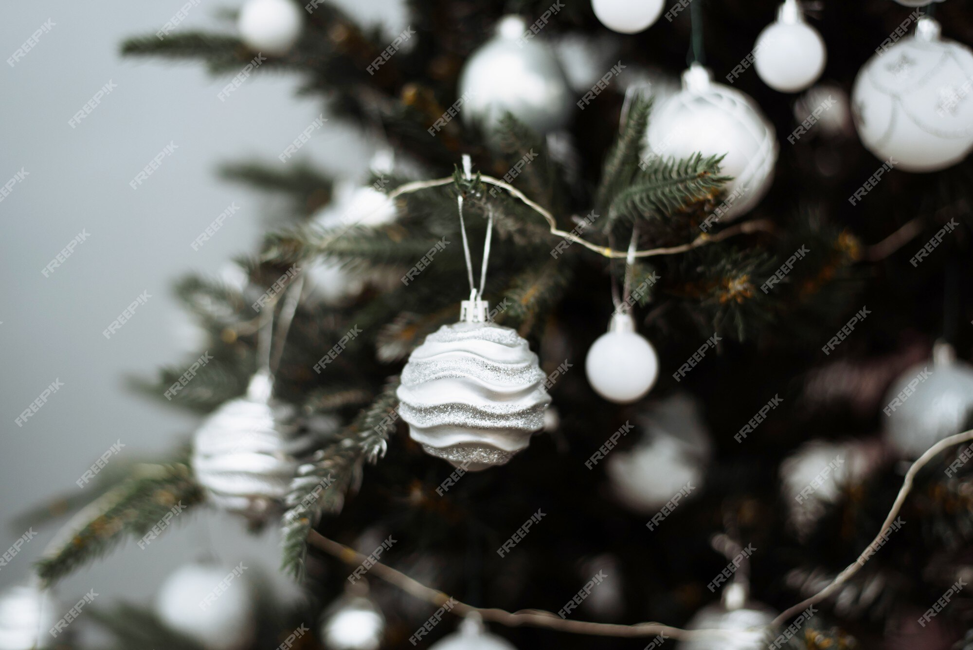 Galho de árvore de natal decorado com bolas de prata e festão branca. |  Foto Premium
