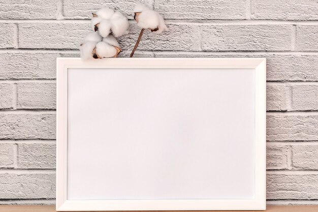 Galho elegante de belo algodão branco e quadro branco