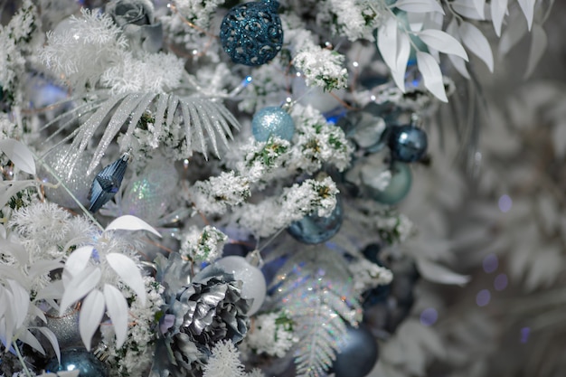 Galhos cobertos de neve com brinquedos para árvores de Natal na neve