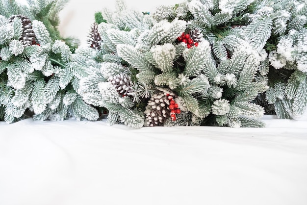 Galhos cobertos de neve de uma árvore de Natal com cones e bagas Um fundo de Natal com um lugar para o texto Copiar espaço Feliz Ano Novo 2023