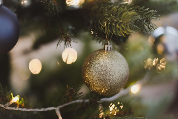 Galhos da árvore de Natal com bolas, brinquedos, luzes, enfeites
