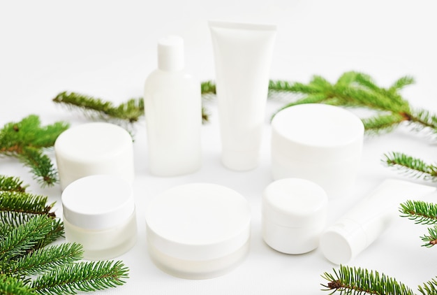 Galhos de árvores de natal com produtos cosméticos de beleza