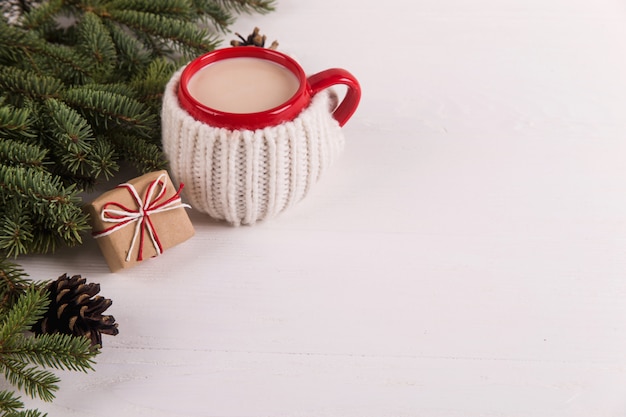 Galhos de árvores de Natal, presentes e bebida quente em uma caneca, Natal, cartão de felicitações. copyspace.