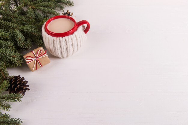 Galhos de árvores de Natal, presentes e bebida quente em uma caneca, Natal, cartão de felicitações. copyspace.