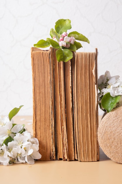 Galhos de maçã em flor com livros de vinhedos Composição de natureza morta de primavera
