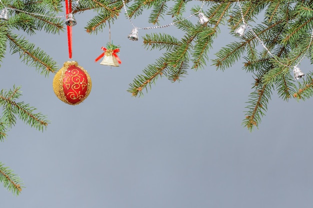 Galhos de pinheiro com enfeites de Natal