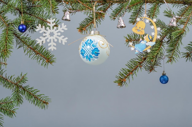 Galhos de pinheiro com enfeites de Natal