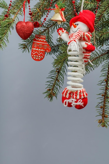 Galhos de pinheiro com enfeites de Natal