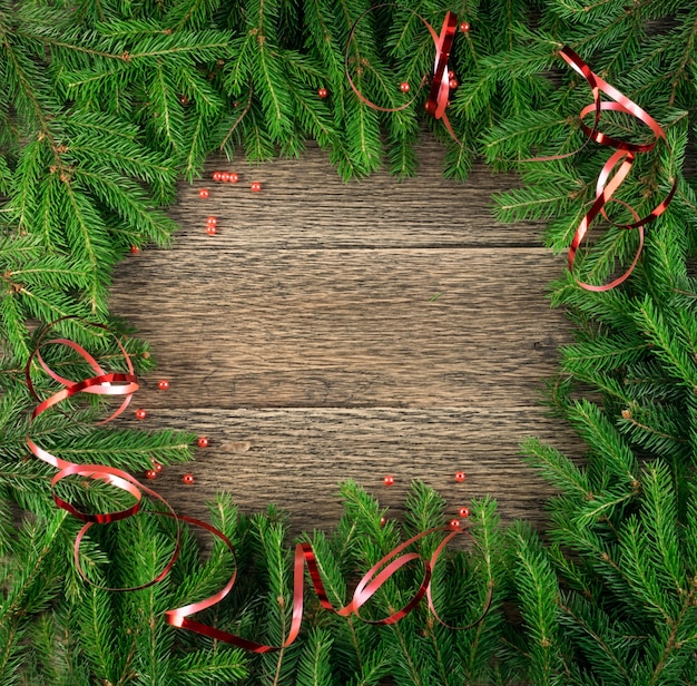 Galhos de pinheiro de Natal em uma mesa de madeira