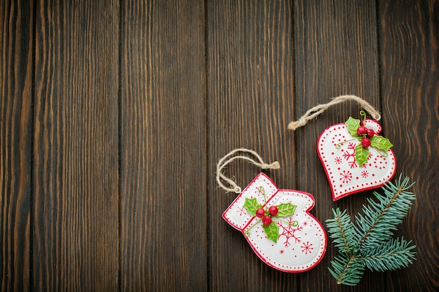 Galhos de pinheiros, diferentes brinquedos de árvores com enfeites de Natal