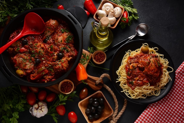 Galinha italiana Cacciatore ensopado de caçador com macarrão espaguete