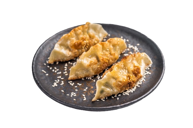 Galinhas chinesas fritas Jiaozi com camarões e legumes em prato isolado em fundo branco vista superior