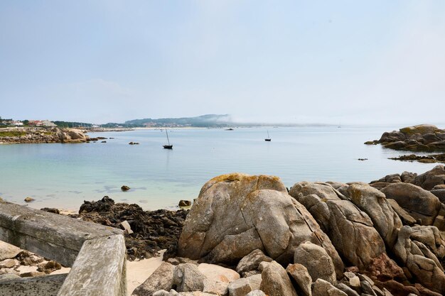 Galizischer Strand mit Felsen und blauem Himmel. Naturhintergrund.