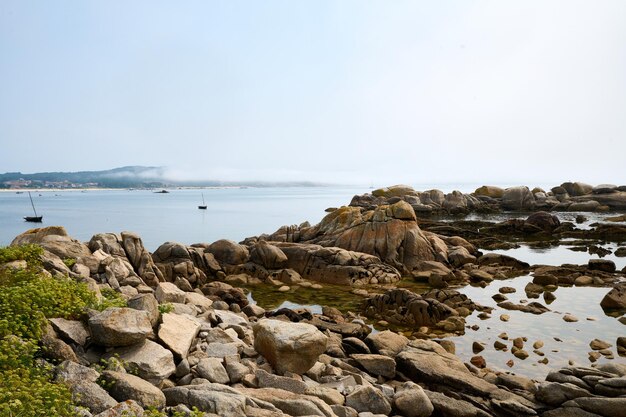 Galizischer Strand mit Felsen und blauem Himmel. Naturhintergrund.