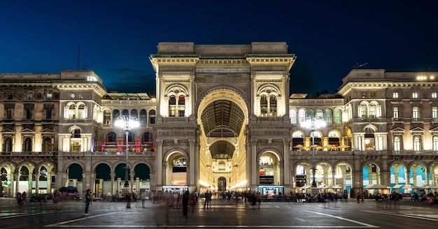 Galleria Vittorio Emanuele II en la noche Milán Italia