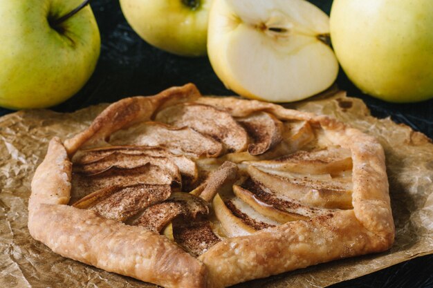 Gallet con manzanas en tablero de madera