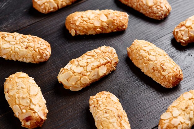 Galleta almendra al horno sobre fondo de mesa de madera