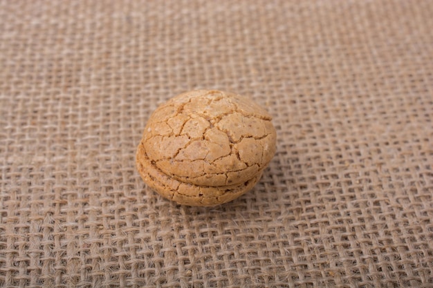 Galleta de almendra turca sobre lienzo de lino