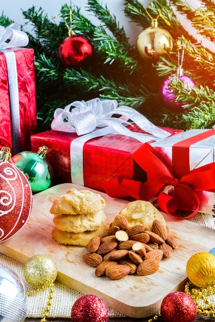 Galleta de almendras y decoración festiva, Navidad y Año Nuevo en mesa.