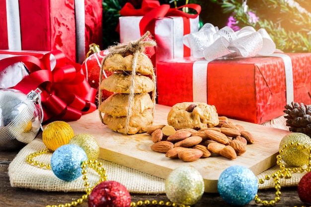 Galleta de almendras y decoración festiva, Navidad y Año Nuevo en mesa.