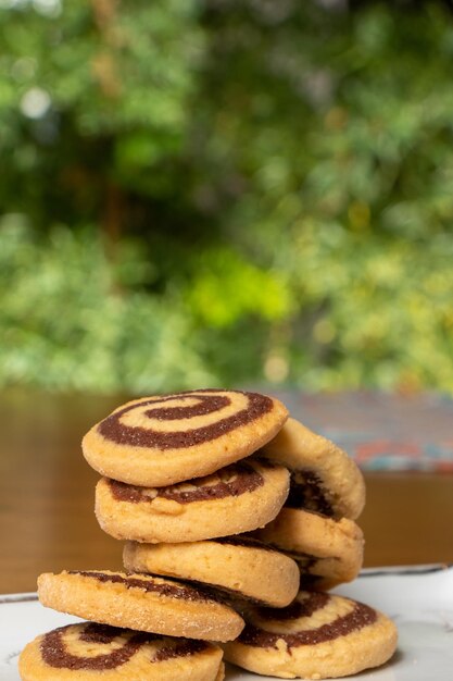 galleta de almidón de maíz en la mesa, galleta de desayuno, galletas con trocitos de chocolate