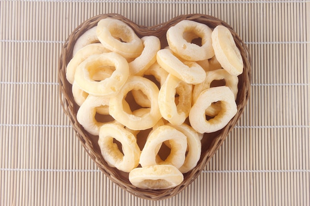 Galleta de almidón tradicional brasileña en la cesta. Galleta brasileña de harina de mandioca