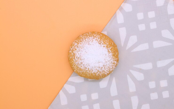 Una galleta amarilla con azúcar en polvo