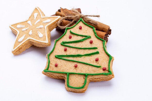 Galleta de árbol de Navidad sobre canela.