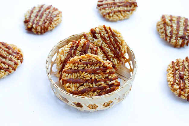 Galleta de arroz con azúcar de palma de coco en blanco