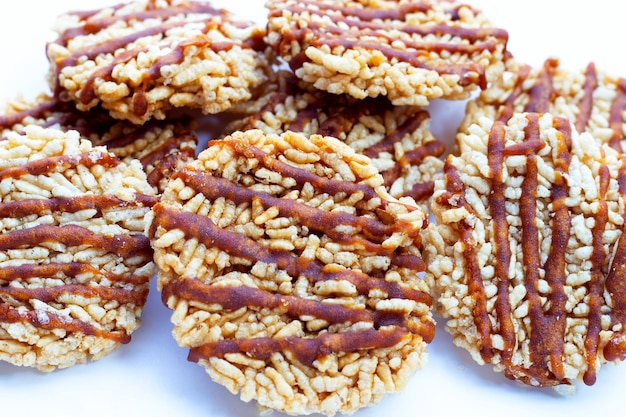 Galleta de arroz con azúcar de palma de coco en blanco