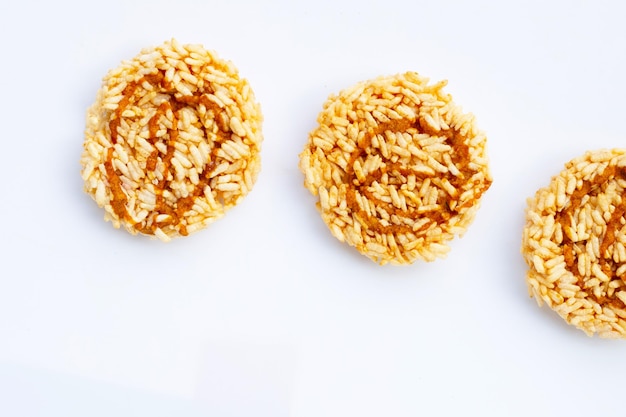 Galleta de arroz con azúcar de palma de coco en blanco