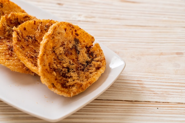 Foto galleta de arroz de cerdo desmenuzado seco - estilo de comida tailandesa