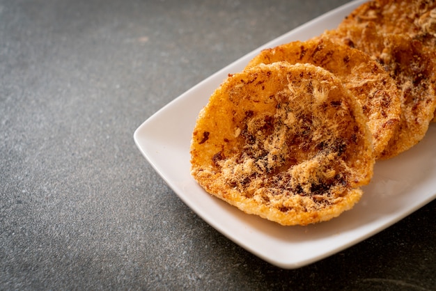 Galleta de arroz de cerdo desmenuzado seco - estilo de comida tailandesa