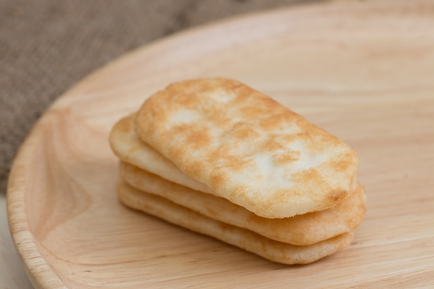 galleta de arroz japonés en placa de madera.