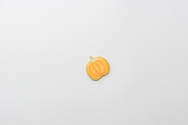 Galleta de calabaza casera dulce con glaseado aislado sobre fondo blanco composición plana mínima