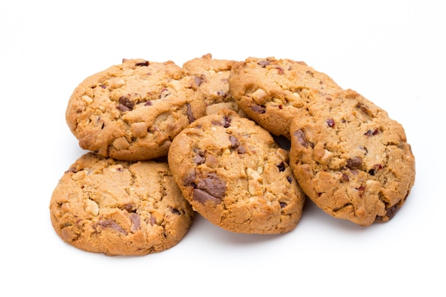 Galleta con chispas de chocolate aislada sobre fondo blanco.